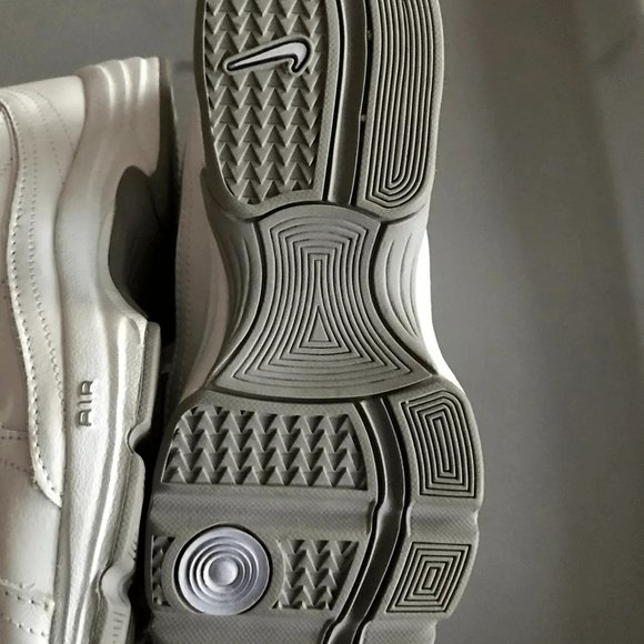 White Nike Air Sneakers. Size 7 - Picture 5 of 8